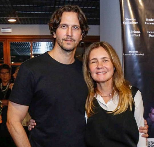 Discretos, Vladimir Brichta e Adriana Esteves celebram aniversário de 49 anos de idade do ator