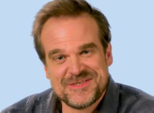 David Harbour teve <i>affair</i> com figurinista durante três anos do casamento com Lily Allen, afirma jornal