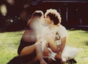 Selena Gomez posta clique de bastidores de seu novo álbum <i>I Said I Love You First</i> com Benny Blanco