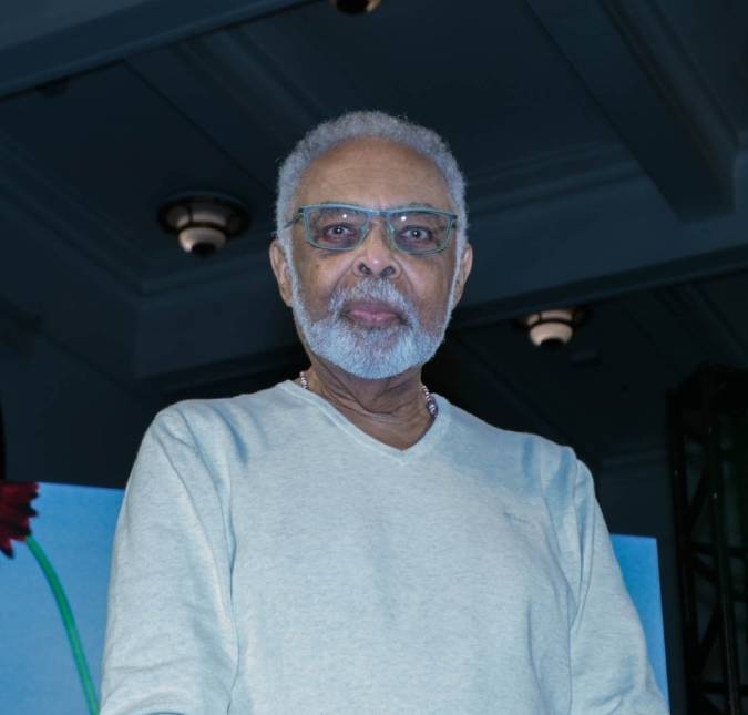 Em meio a turnê de despedida, Gilberto Gil surge cozinhando e curtindo domingo em família