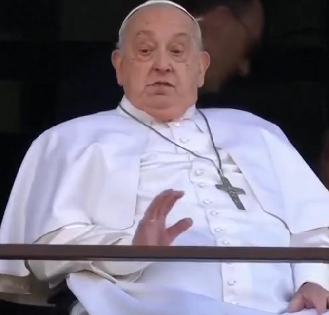 Após mais de um mês internado, Papa Francisco recebe alta e faz primeira aparição pública