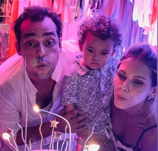 Filho de Eduardo Sterblitch e Louise D'Tuani ganha festa de aniversário com tema do grupo <i>Raça Negra</i>