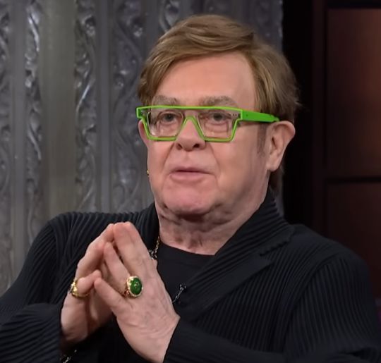 Elton John, Cristiano Ronaldo, Ellen Pompeo... Confira os famosos que tiveram filhos por barriga de aluguel!