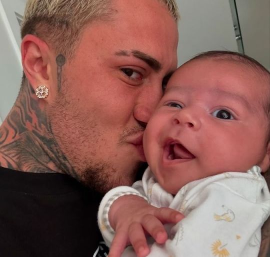 Completamente bobão pelo filho! Confira os melhores momentos de MC Daniel como pai