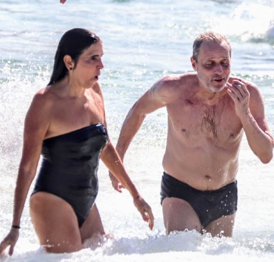 Em meio a tratamento de câncer, Tony Bellotto curte dia de praia ao lado de Malu Mader