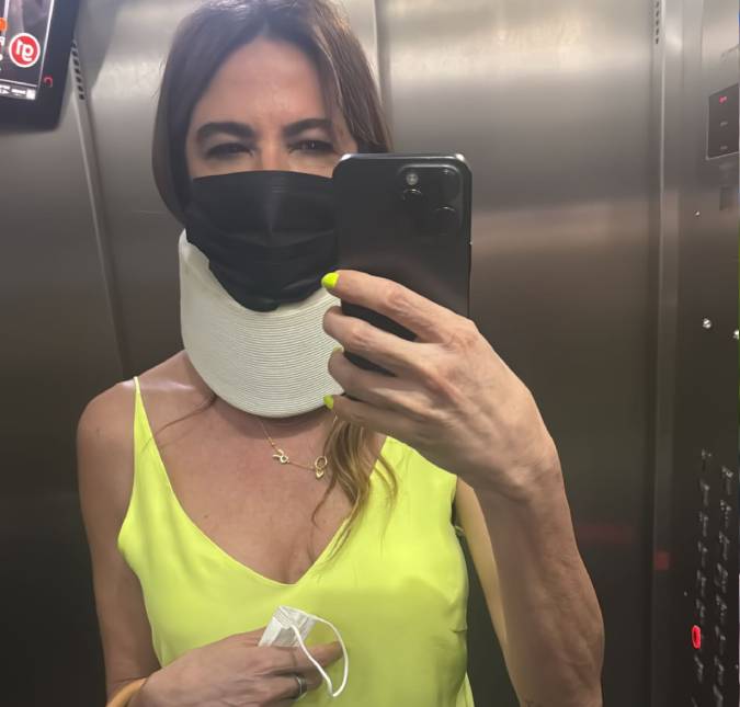 Luciana Gimenez posta foto com colar cervical após cirurgia na coluna