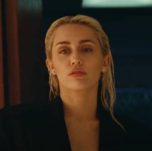 Miley Cyrus anuncia novo álbum <i>Something Beautiful</i> para maio