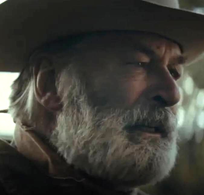 Filme <i>Rust</i>, estrelado por Alec Baldwin e marcado por tragédia no <i>set</i>, ganha primeiro <i>trailer</i>