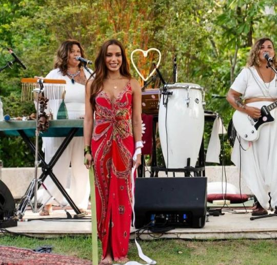 Primeira festa de Anitta teve atração internacional, ritual e presença de <i>affair</i>. Veja tudo o que rolou!