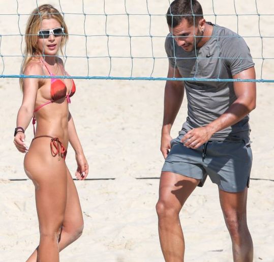 Sob suspeitas de romance, Jade Picon e André Lamoglia jogam futevôlei e tomam banho de mar juntos