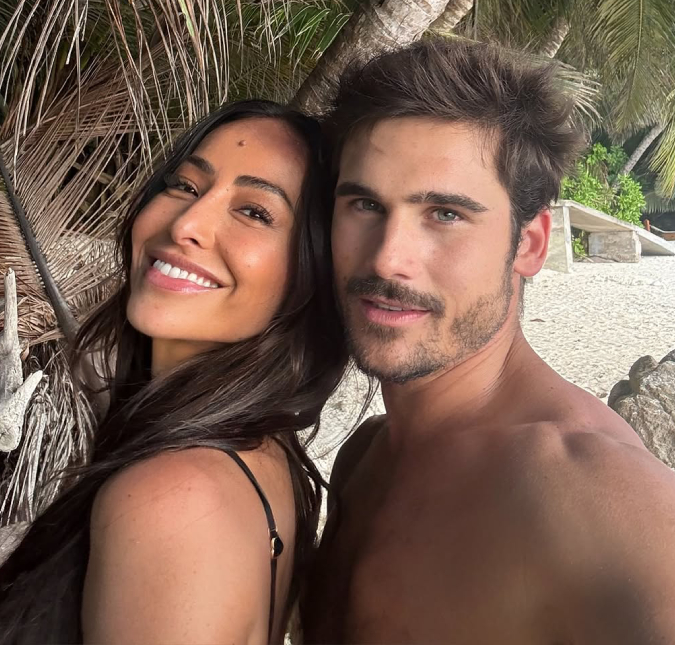 Nicolas Prattes compartilha registros da lua de mel com Sabrina Sato em praia paradisíaca
