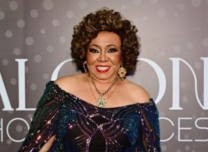 Alcione canta <i>Você Me Vira a Cabeça</i> em coreano para divulgar últimos episódios de <i>K-Drama</i>; confira!