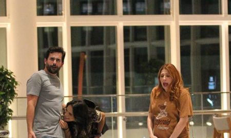 Grávida, Dani Calabresa encontra Fábio Porchat em passeio e finge que está dando à luz