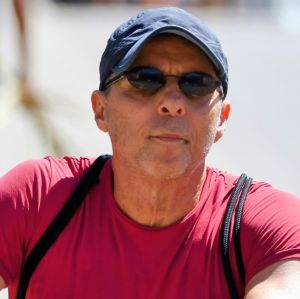 Tony Bellotto passeia de <i>bike</i> pelas ruas do Rio de Janeiro