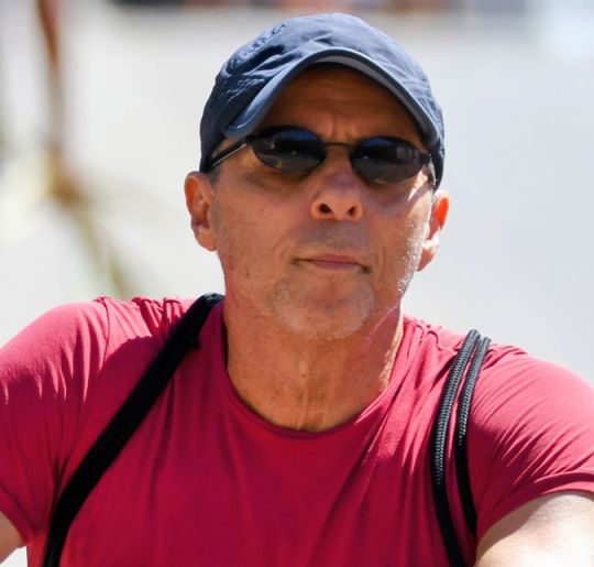 Tony Bellotto passeia de <i>bike</i> pelas ruas do Rio de Janeiro
