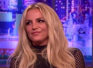 Britney Spears surge de vestido transparente e agita <I>web</I>