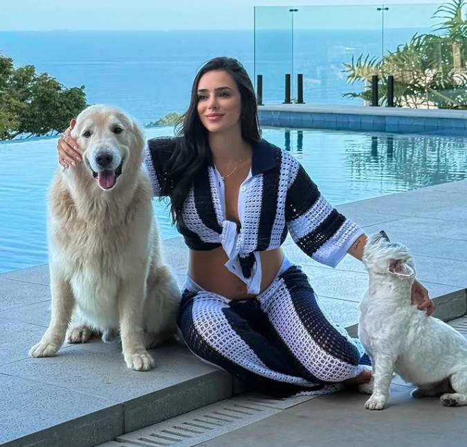 Bruna Biancardi posa com <I>pets</I> e exibe barriguinha de grávida