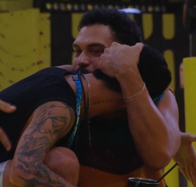 Festa tem declarações entre <i>brothers</i> e cantores presos na tirolesa. Veja tudo que rolou nesta madrugada do <i>BBB25</i>