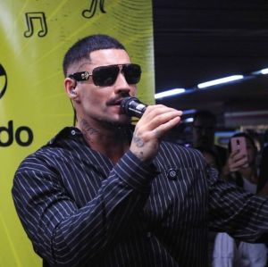 Disfarçado, Filipe Ret faz <I>show</I> surpresa em estação de metrô no Rio de Janeiro