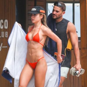Em times diferentes, Jade Picon e André Lamoglia jogam futvôlei na praia