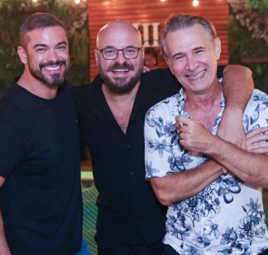 Sidney Sampaio, Paulinho Serra, Nelson Freitas e elenco de <I>Os Emergentes</i> celebram o fim das gravações do filme