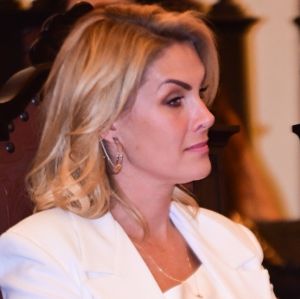 Defesa de Ana Hickmann se pronuncia após apresentadora ter salário penhorado por dívida