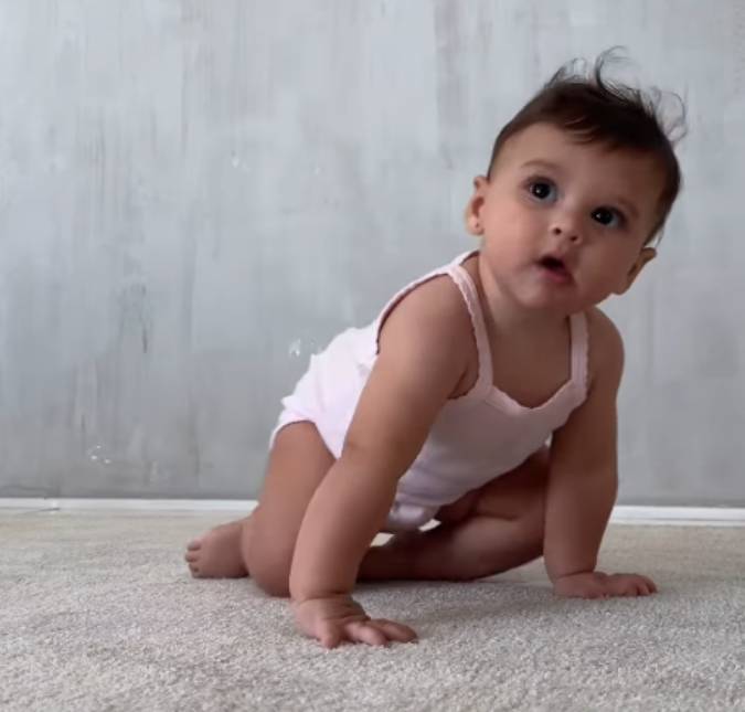 Amanda Kimberlly encanta a <i>web</i> ao mostrar Helena brincando com bolhas de sabão; assista vídeo!