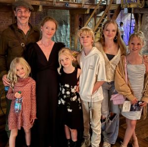Em meio ao tratamento contra o câncer, ator <I>Dawson´s Creek</i> curte teatro com a esposa e cinco filhos