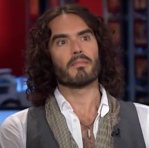 Aos 49 anos de idade, Russell Brand é acusado de estupro e agressão sexual, diz revista