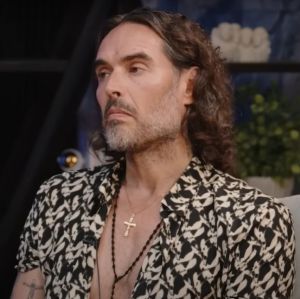 Russell Brand nega acusação de estupro: <i>- Nunca me envolvi em atividades não consensuais</i>