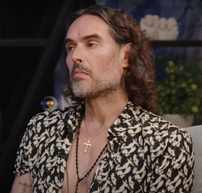 Russell Brand nega acusação de estupro: <i>- Nunca me envolvi em atividades não consensuais</i>