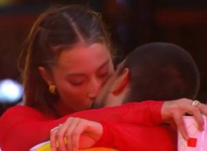 Veio aí! Após muito flerte, Renata e Maike se beijam durante festa do <i>BBB25</i>