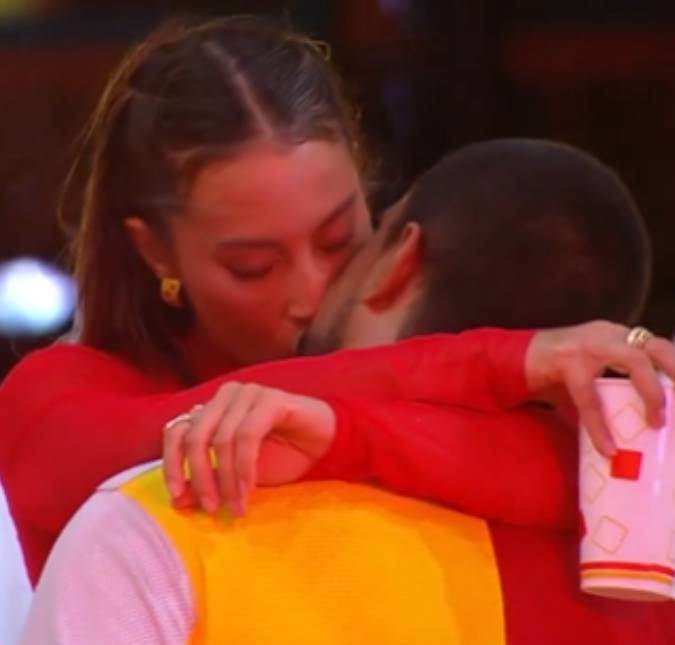 Veio aí! Após muito flerte, Renata e Maike se beijam durante festa do <i>BBB25</i>