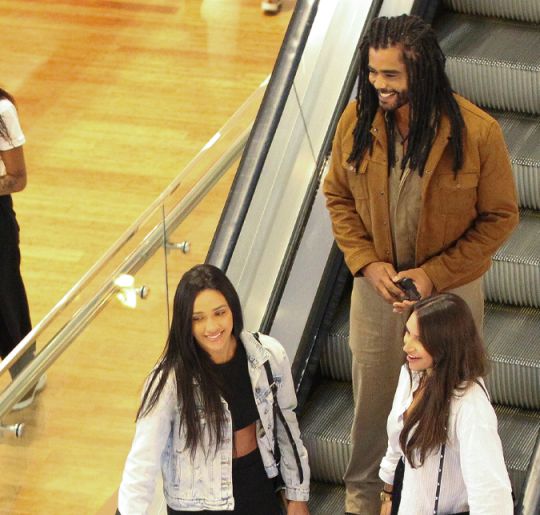 Amizade além do <i>BBB25</i>! Eva Pacheco e Diogo Almeida são vistos em <i>shopping</i>