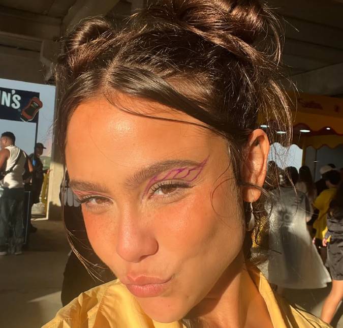 Bruna Carvalho, ex-Chiquititas, relembra desfile no <i>SPFW</i> e comenta relação com a moda: <i>Busco sempre ter uma relação artística</i>