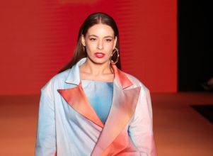 Beatriz Reis desfila pela primeira vez na <i>SPFW</i> e reflete: - <i>Uma coisa extraordinária</i>