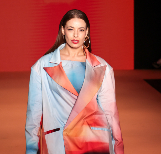 Beatriz Reis desfila pela primeira vez na <i>SPFW</i> e reflete: - <i>Uma coisa extraordinária</i>