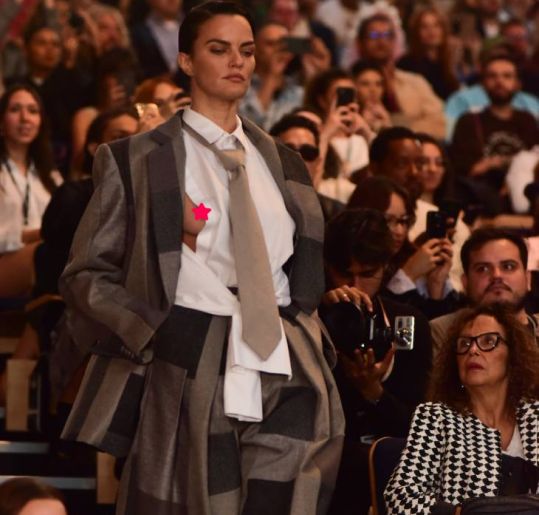 Barbara Fialho desfila com roupa decotada na <i>SPFW</i> e deixa seio à mostra