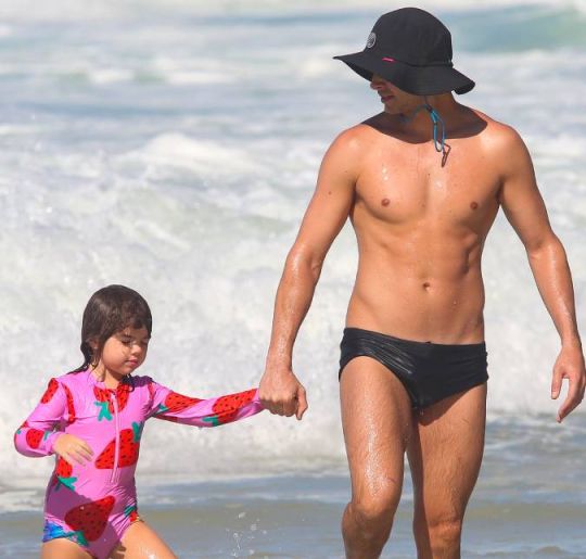 Rafa Vitti curte dia de praia com filha, Clara Maria, e fofura entre os dois encanta; veja!