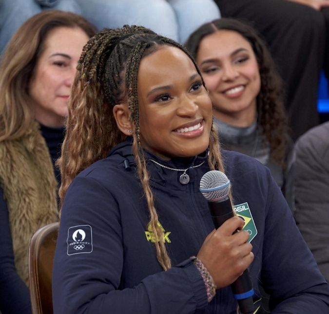 Medalhista Olímpica, Rebeca Andrade aproveita dia de praia com os cachorros