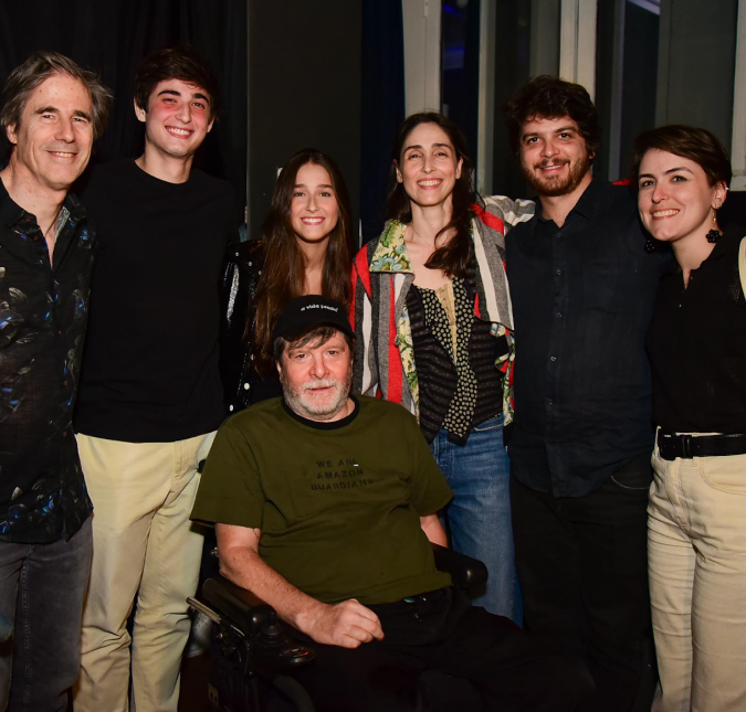 Walter Salles e família posam em <i>show</i> do autor do livro <i>Ainda Estou Aqui</i>