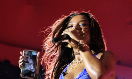Ludmilla faz chamada de vídeo com Brunna Gonçalves durante <I>show</i> em Niterói