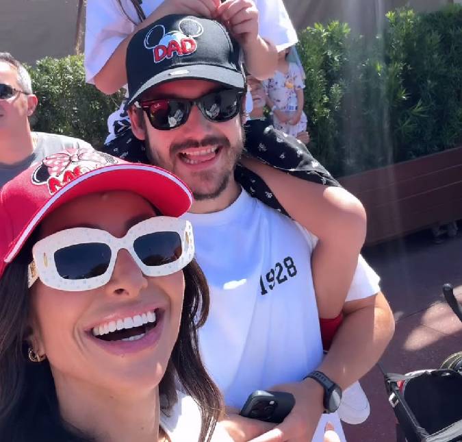 Nicolas Prattes aparece com boné escrito <i>pai</i> durante viagem com Sabrina Sato e Zoe