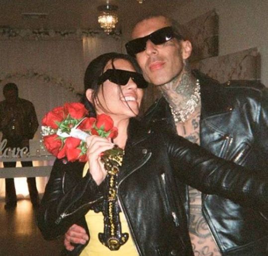 Confira todas as vezes que Kourtney Kardashian e Travis Barker, do Blink-182, provaram ser um casalzão
