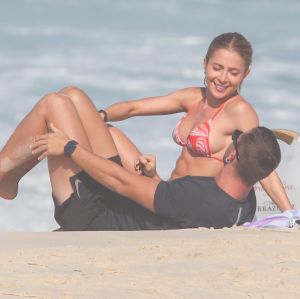 Jade Picon e André Lamoglia trocam carinhos em dia de praia