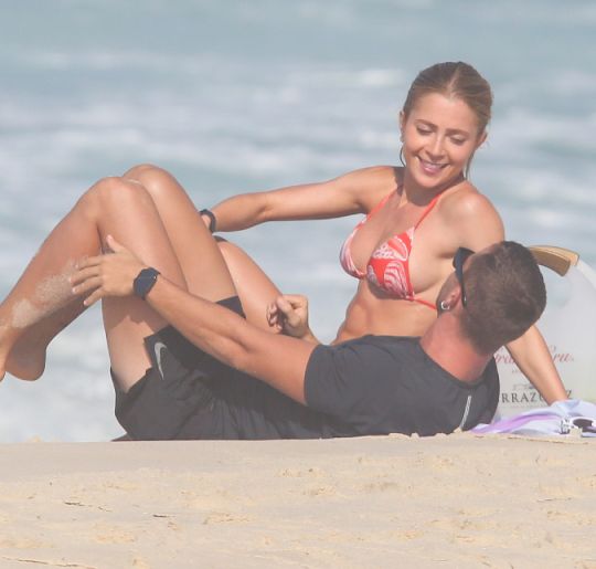 Jade Picon e André Lamoglia trocam carinhos em dia de praia