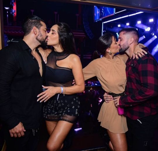 Arthur Picoli e Ivy Moraes, Deniziane e namorado beijam muito no <i>Cruzeiro On Board Festival 2025</i>