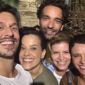 João Vicente de Castro posa com Humberto Carrão, Débora Bloch e elenco de <i>Vale Tudo: Pega a quantidade de amor!</i>