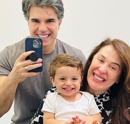 Claudia Raia abre álbum de fotos de Páscoa com marido e filho caçula. Confira os famosos que estão comemorando o feriado