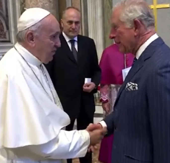 Rei Charles III presta homenagem a Papa Francisco e declara: <i>Profundamente triste</i>